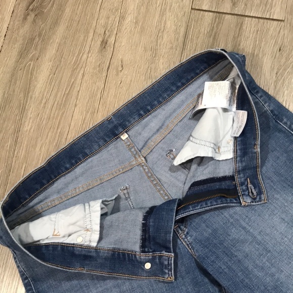 Levi’s Medium Wash Stretch Bermuda 5Pkt Style Denim Shorts size 33 - Picture 4 of 8